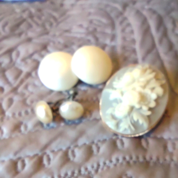 Blue and White Brooch and 2 sets of clip on/screw on Faux Pearl Earrings - Picture 2 of 3